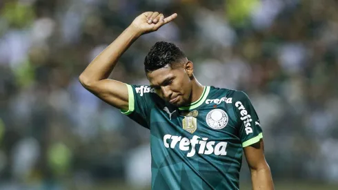 Sormani pede Rony em rival do Palmeiras.(Photo by Ricardo Moreira/Getty Images)
