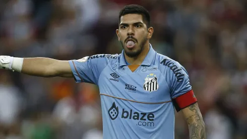 João Paulo pode deixar o Santos para ser titular de outro time brasileiro na próxima Libertadores. (Photo by Wagner Meier/Getty Images)
