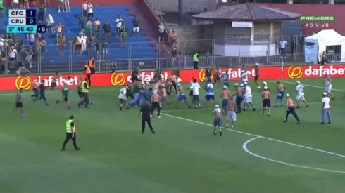 Briga entre as torcidas no Coritiba x Cruzeiro. Foto: Reprodução Premiere
