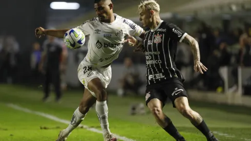 Joaquim e Róger Guedes disputam a bola. Foto: Ricardo Moreira/Getty Images
