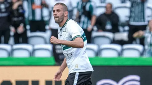 Slimani: argelino virou baixa no Coritiba (Foto: Gabriel Thá/Coritiba/Divulgação)
