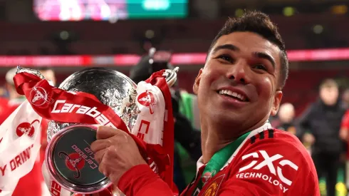 Casemiro levanta troféu pelos Red Devils. Foto: Julian Finney/Getty Images
