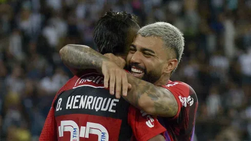 Bruno Henrique e Gabigol se abraçam no Flamengo. Foto: David Normando/Getty Images
