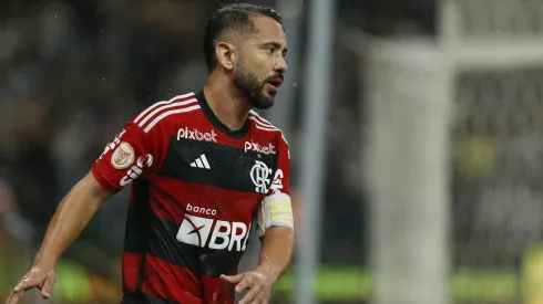 SAO PAULO, BRAZIL – OCTOBER 7: Everton Ribeiro of Flamengo looks on during the match between Corinthians and Flamengo as part of Brasileirao Series A 2023 at Neo Quimica Arena on October 7, 2023 in Sao Paulo, Brazil. (Photo by Ricardo Moreira/Getty Images)
