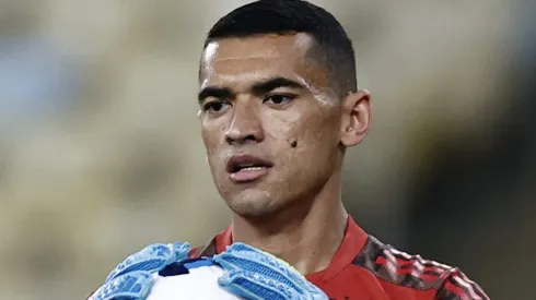 RIO DE JANEIRO, BRAZIL – APRIL 12: Goalkeeper Santos of Flamengo warms up prior to the Copa CONMEBOL Libertadores 2022 match between Flamengo and Talleres at Maracana Stadium on April 12, 2022 in Rio de Janeiro, Brazil. (Photo by Buda Mendes/Getty Images)
