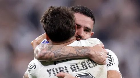 Renato Augusto e Yuri Alberto se abraçam no Corinthians. Foto:  Alexandre Schneider/Getty Images
