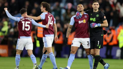 Emiliano Martínez<br />
e Diego Carlos celebram vitória do Aston Villa no Villa Park (Foto: Catherine Ivill/Getty Images)
