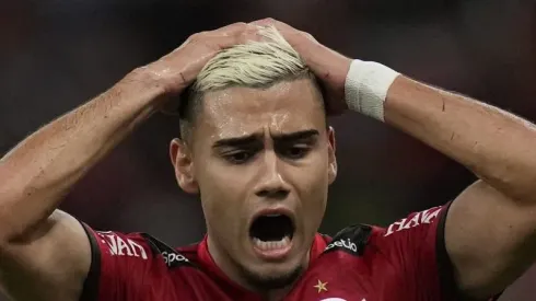 Andreas Pereira fica desesperado com erro que favorece ao Palmeiras. Foto: Silvia Izquierdo-Pool/Getty Images
