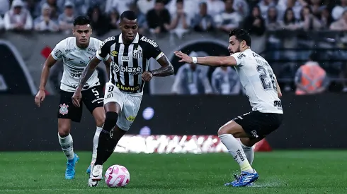 SP – SAO PAULO – 29/10/2023 – BRASILEIRO A 2023, CORINTHIANS X SANTOS – Giuliano jogador do Corinthians disputa lance com Jean Lucas jogador do Santos durante partida no estadio Arena Corinthians pelo campeonato Brasileiro A 2023. Foto: Fabio Giannelli/AGIF
