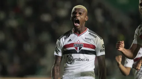 Arboleda demorou para se reapresentar no São Paulo (Foto: Rubens Chiri/Saopaulofc.net/Divulgação)
