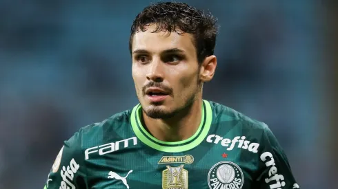 Raphael Veiga negocia com novo clube e pode deixar o Palmeiras. (Photo by Pedro H. Tesch/Getty Images)
