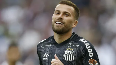 Lucas Lima prepara saída do Santos e sinaliza positivo para assinar com projeto milionário. (Photo by Wagner Meier/Getty Images)
