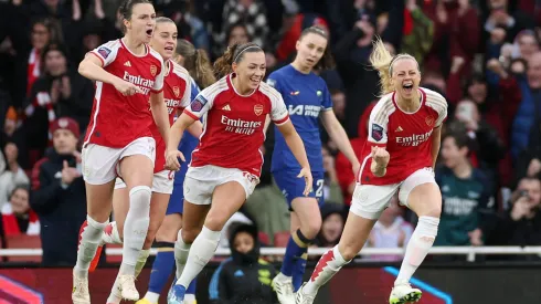 Atletas do Arsenal comemoram vitória incrível contra o Chelsea pela Women's Super League, em Londres (Foto: Warren Little/Getty Images)
