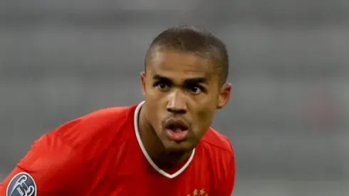 Douglas Costa lembra o Bayern em chegada ao Rio de Janeiro. Foto: Alexander Hassenstein/Getty Images
