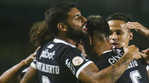 Flamengo pega todos de surpresa e pode fechar troca de jogadores com o Corinthians. Foto: Gabriel Machado/AGIF
