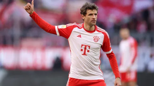 Thomas Müller em campo pelo Bayern, vice-líder da Bundesliga (Foto: Alexander Hassenstein/Getty Images)
