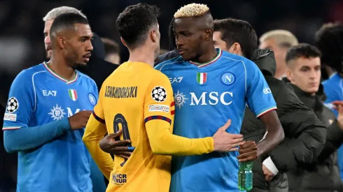 NAPLES, ITALY – FEBRUARY 21: Victor Osimhen of SSC Napoli shakes hands with Robert Lewandowski of FC Barcelona after the UEFA Champions League 2023/24 round of 16 first leg match between SSC Napoli and FC Barcelona at Stadio Diego Armando Maradona on February 21, 2024 in Naples, Italy. (Foto: Francesco Pecoraro/Getty Images)
