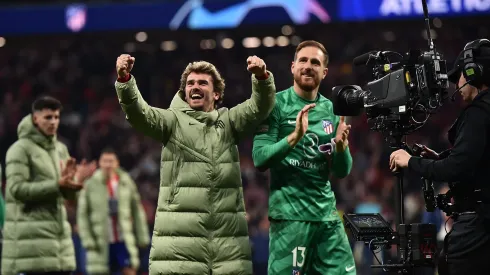 MADRID, SPAIN – MARCH 13: Antoine Griezmann of Atletico Madrid celebrates with Jan Oblak following the team's victory in the penalty shoot out during the UEFA Champions League 2023/24 round of 16 second leg match between Atlético Madrid and FC Internazionale at Civitas Metropolitano Stadium on March 13, 2024 in Madrid, Spain. (Photo by Denis Doyle/Getty Images) (Photo by Denis Doyle/Getty Images)
