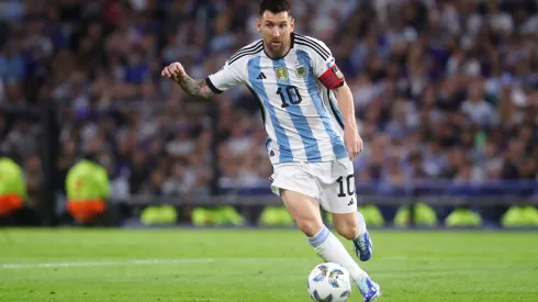 Messi em campo pela Argentina durante jogo contra o Uruguai, em Buenos Aires (Foto: Marcos Brindicci/Getty Images)
