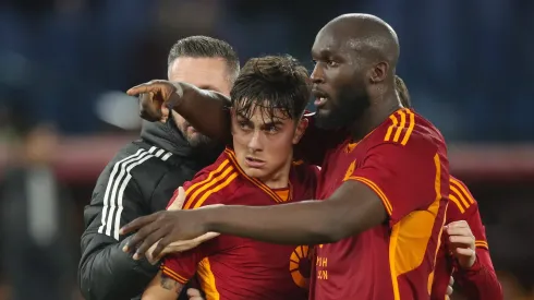 ROME, ITALY – JANUARY 03: Paulo Dybala of AS Roma celebrates with teammate Romelu Lukaku after scoring their team's second goal from the penalty spot during the Coppa Italia Round of 16 match between AS Roma and Cremonese at Stadio Olimpico on January 03, 2024 in Rome, Italy. (Foto: Paolo Bruno/Getty Images)

