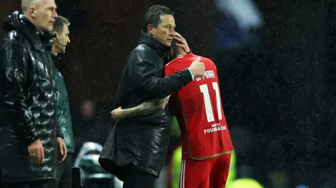 Roger Schmidt, Head Coach of SL Benfica, embraces Angel Di Maria . (Photo by Ian MacNicol/Getty Images)
