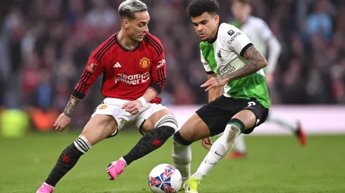 Antony e Luís Díaz duelam no Old Trafford em Manchester United x Liverpool, pela Copa da Inglaterra (Foto: Stu Forster/Getty Images)
