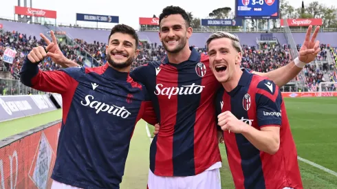 Riccardo Orsolini, Charalampos Lykogiannis e Alexis Saelemaekers fazem a festa após vitória em casa do Bologna contra a Salernitana (Foto: Alessandro Sabattini/Getty Images)
