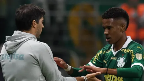 Abel Ferreira e Estêvão se cumprimentam após gol marcado. Foto: Cesar Greco/Palmeiras
