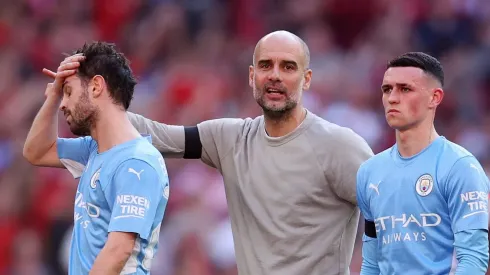 Guardiola ao lado de Bernardo Silva e Phil Foden. Foto: Catherine Ivill/Getty Images
