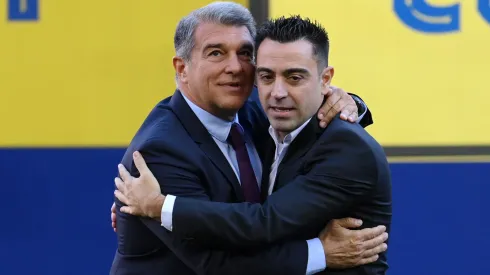 Laporta e Xavi: presidente e técnico buscam reforços para o Barça (Foto: David Ramos/Getty Images)
