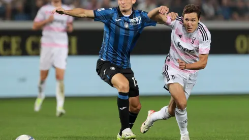 De Roon, da Atalanta, encara Chiesa, da Juventus, durante partida da Serie  A (Foto: Emilio Andreoli/Getty Images)
