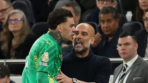 Ederson discute com Guardiola na saída do jogo. Foto: Julian Finney/Getty Images
