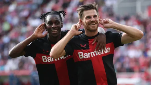 Jonas Hofmann e Jeremie Frimpong comemorando em jogo do Bayer.
