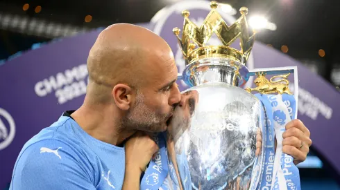 Guardiola com a taça da Premier League
