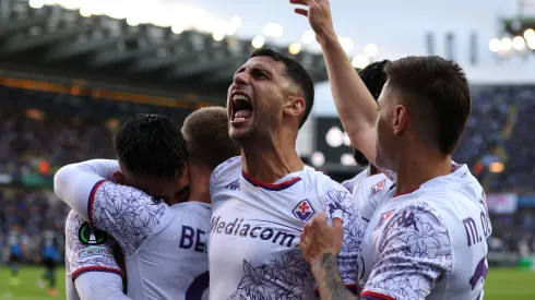 Atletas da Fiorentina celebraram avanço na Conference League contra o Club Brugge (Foto: Dean Mouhtaropoulos/Getty Images)
