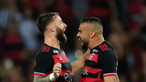 Léo Pereira comemora com Fabrício Bruno. Foto: Buda Mendes/Getty Images
