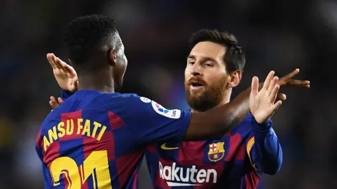 Ansu Fati e Lionel Messi se cumprimentam no Barcelona. Foto: David Ramos/Getty Images
