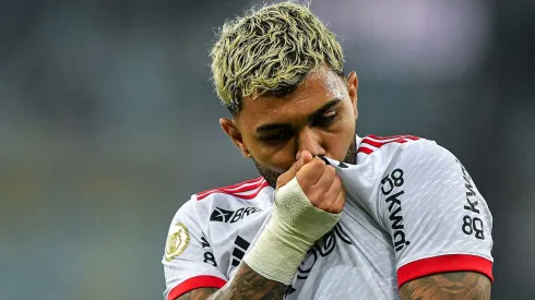 Gabigol beijando o escudo do Flamengo. Foto: Thiago Ribeiro/AGIF
