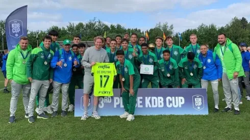 Kevin De Bruyne posa com camisa personalizada do Palmeiras Divulgação
