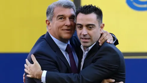 Xavi Hernandez e Joan Laporta, Presidente do FC Barcelona (Photo by David Ramos/Getty Images)
