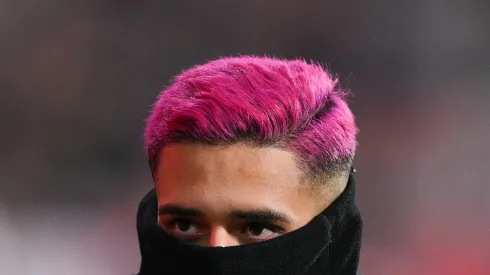 Cabelo rosa do jogador Yan Couto
