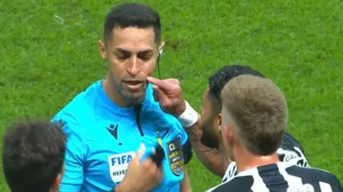 Hulk coloca dedo no rosto do juiz. Foto: Reprodução Premiere/Twitter
