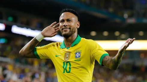 Neymar com a camisa da Seleção Brasileria
