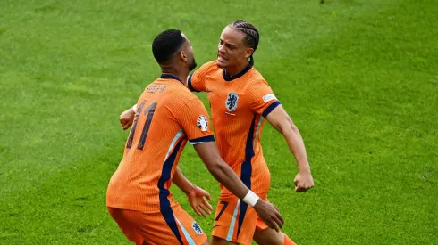 Gakpo e Xavi Simons em gol da Holanda na derrota de hoje. Foto: Dan Mullan/Getty Images
