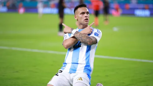 Lautaro Martínez marcou dois gols no jogo entre Argentina e Peru. (Photo by Hector Vivas/Getty Images)
