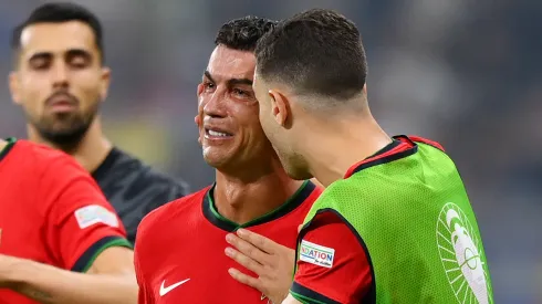 Cristiano Ronaldo foi consolado pelos companheiros após chorar em campo (Foto: Justin Setterfield/Getty Images)
