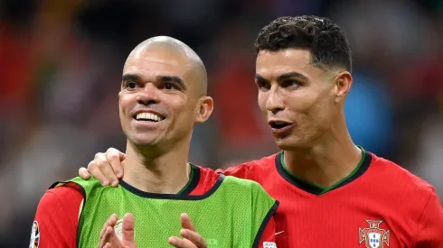 Pepe ao lado de Cristiano Ronaldo. Foto: Justin Setterfield/Getty Images
