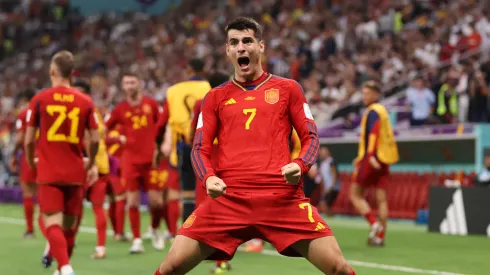 Atacante Álvaro Morata comemorando gol
