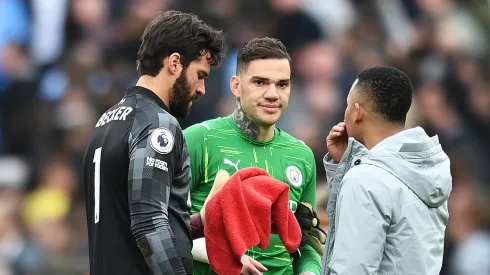 Alisson, Ederson e Gabriel Jesus conversando
