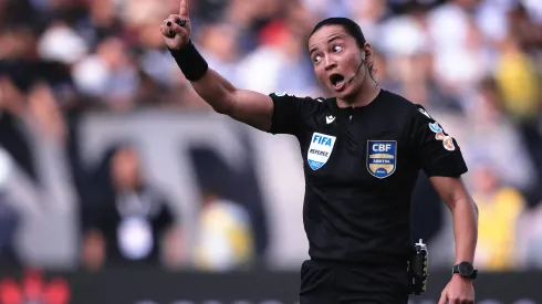 SP – SAO PAULO – 02/07/2023 – BRASILEIRO A 2023, CORINTHIANS X BRAGANTINO – a arbitra Edna Alves Batista durante partida entre Corinthians e Bragantino no estadio Arena Corinthians pelo campeonato Brasileiro A 2023. Foto: Ettore Chiereguini/AGIF
